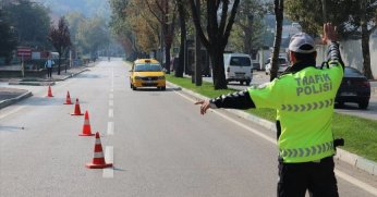 Makas atan sürücü yandı