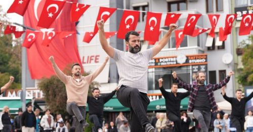  Cumhuriyet coşkusu İzmit Kent Meydanı’nda zeybekle yankılandı;