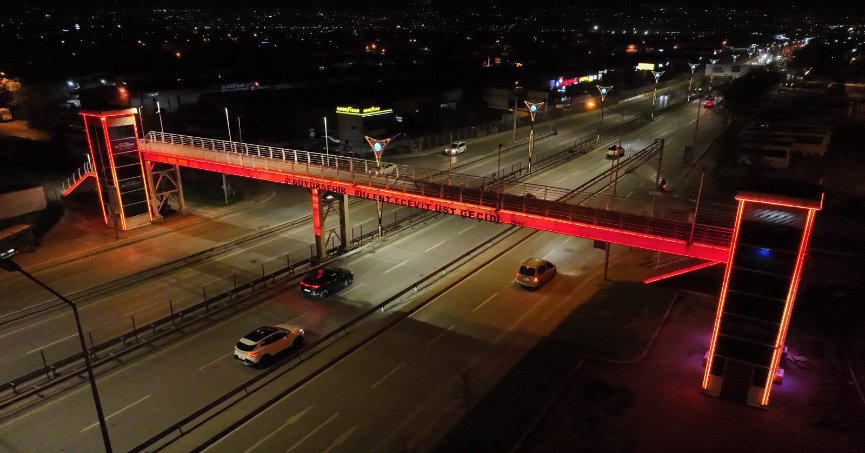 Üst geçitler, kadına şiddete karşı “turuncu” renkle aydınlatıldı;