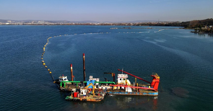 Körfez’in dibinden 160 bin kamyon dolusu çamur çıkarıldı;