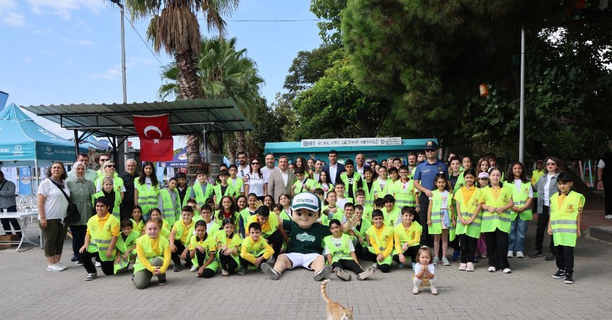 Körfez’de 1 ton atık toplandı