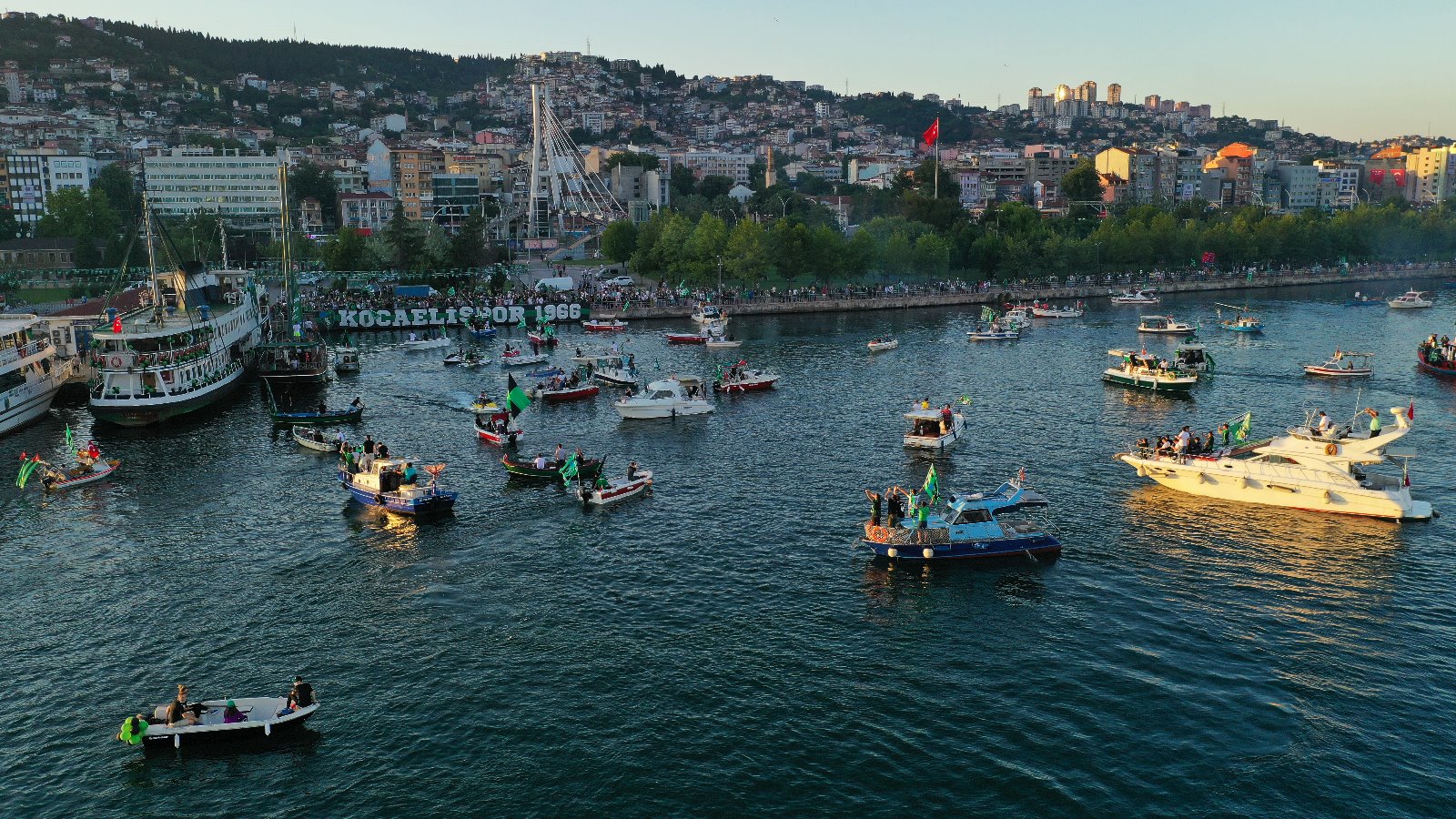 Yeşil-Siyah Şampiyon Kocaelispor