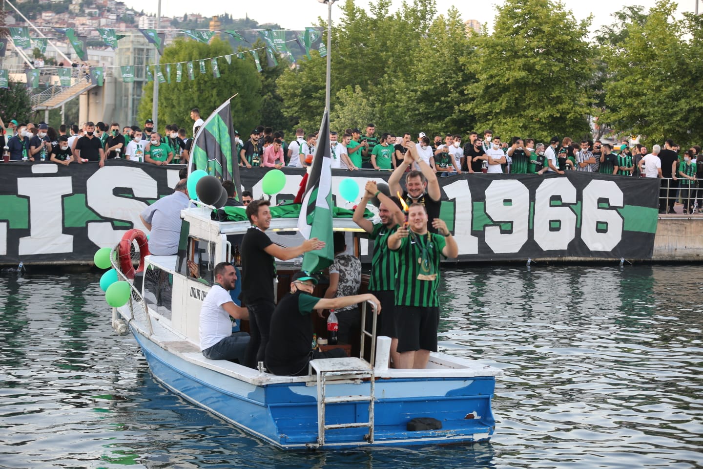 Yeşil-Siyah Şampiyon Kocaelispor
