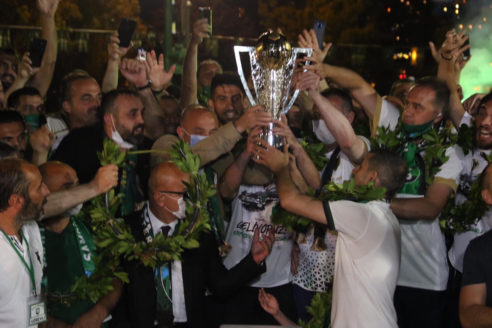 Yeşil-Siyah Şampiyon Kocaelispor